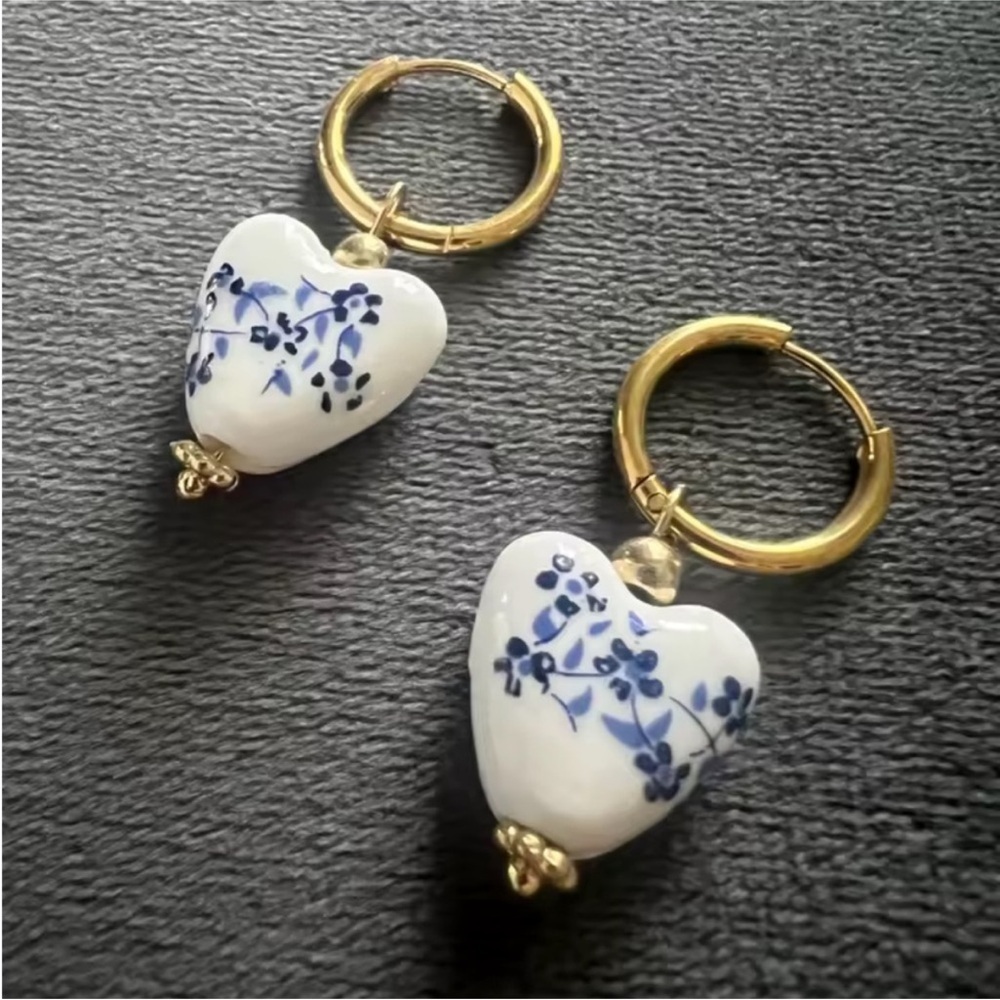 !!! Chaines style Gold and Blue Floral Heart Earrings - Picture 3 of 7